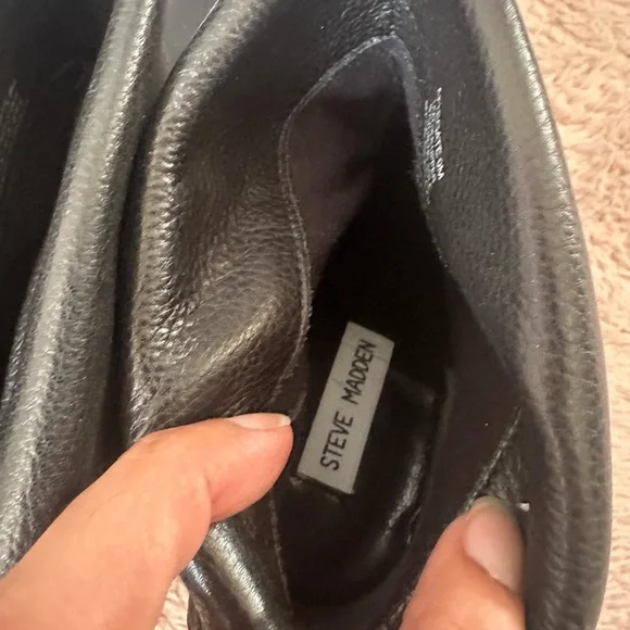 Steve Madden Vintage Aplegate Black Ankle Booties with Ruched Leather Design - Picture 5 of 6